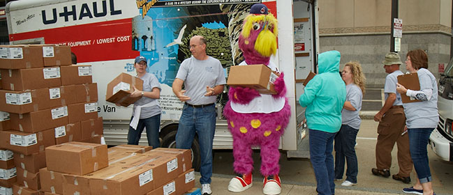 Volunteers recruited through BVU’s Volunteer Center helping move boxes